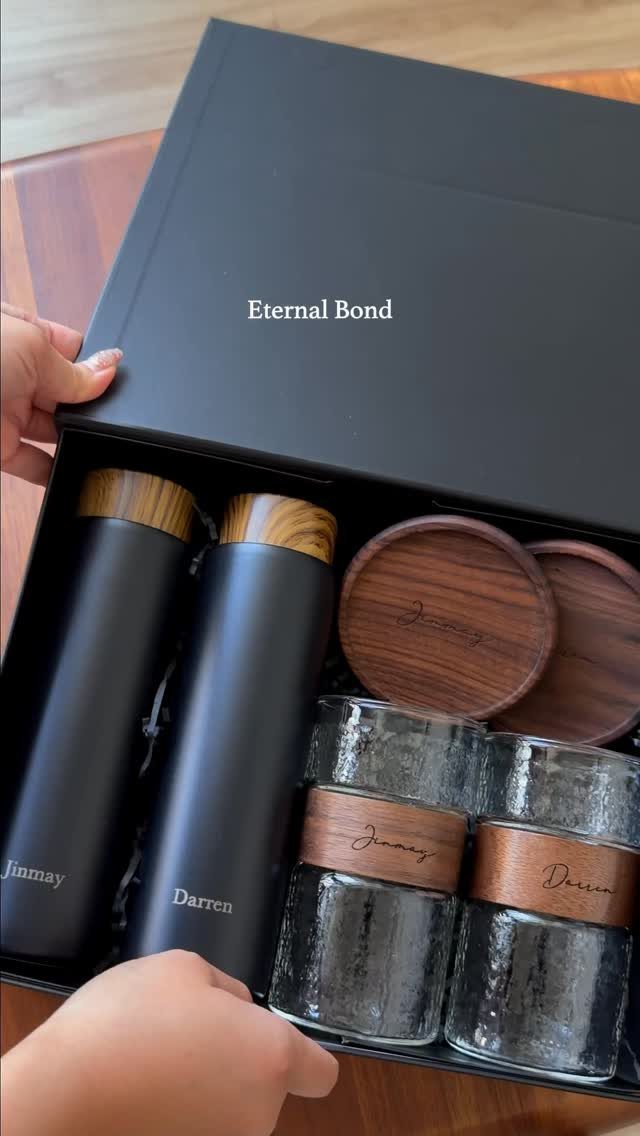Black gift set with two thermoses and two glass tumblers in a box